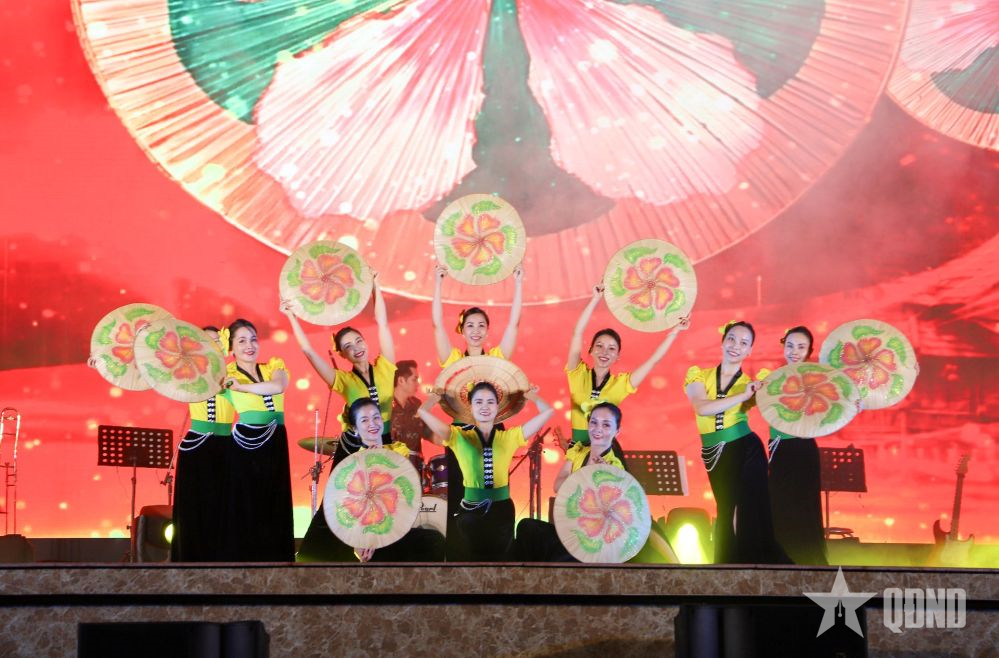 Đoàn Văn công Quân khu 2 biểu diễn phục vụ lực lượng diễu binh, diễu hành